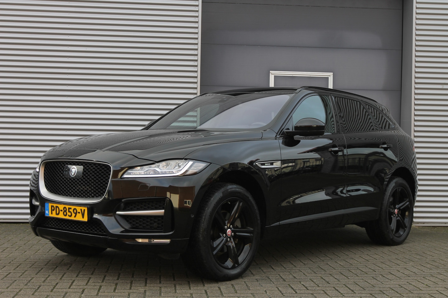 Jaguar F-Pace - 2.0 R-Sport AWD 20d I AUT. I PANO.DAK I LEDER I CAMERA - AutoWereld.nl