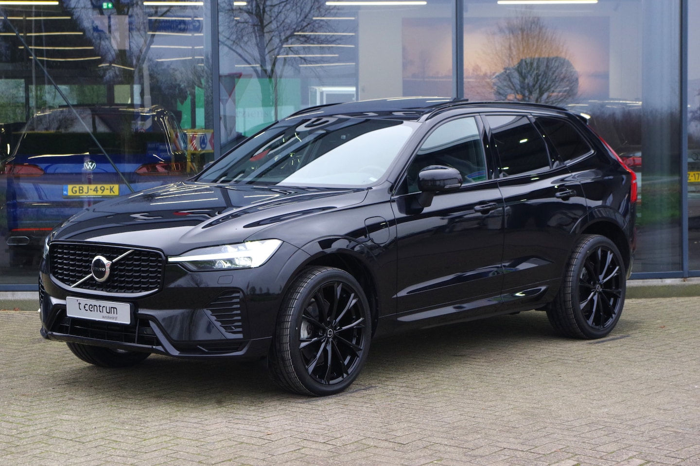 Volvo XC60 - 2.0 T6 400 PK Plug-in hybrid AWD Plus Dark, Panoramadak, Elek. Trekhaak, Sportstoelen, Mem - AutoWereld.nl