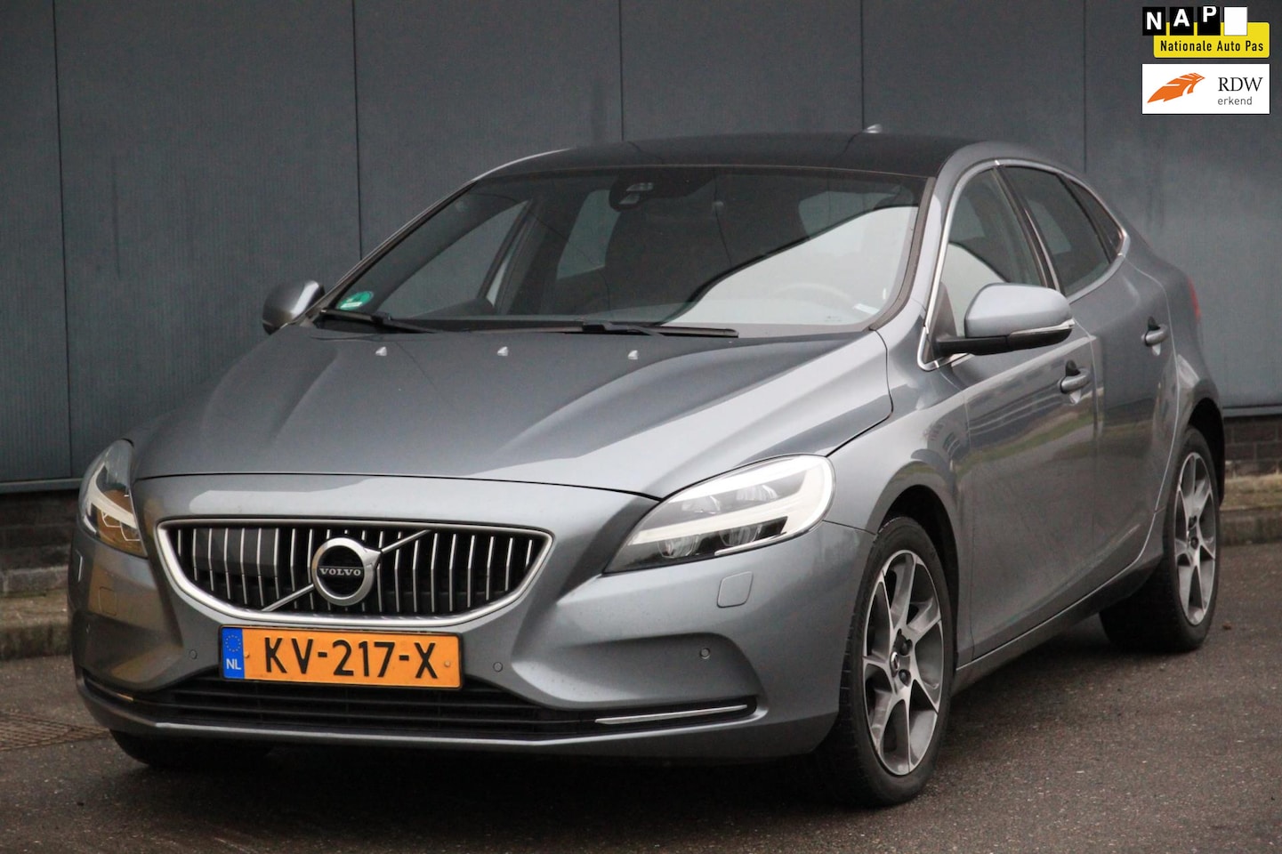 Volvo V40 - 2.0 D2 Nordic+ Panorama/Xenon/Leer/Camera/Parkeersensor v,a/Trekhaak afneembaar - AutoWereld.nl