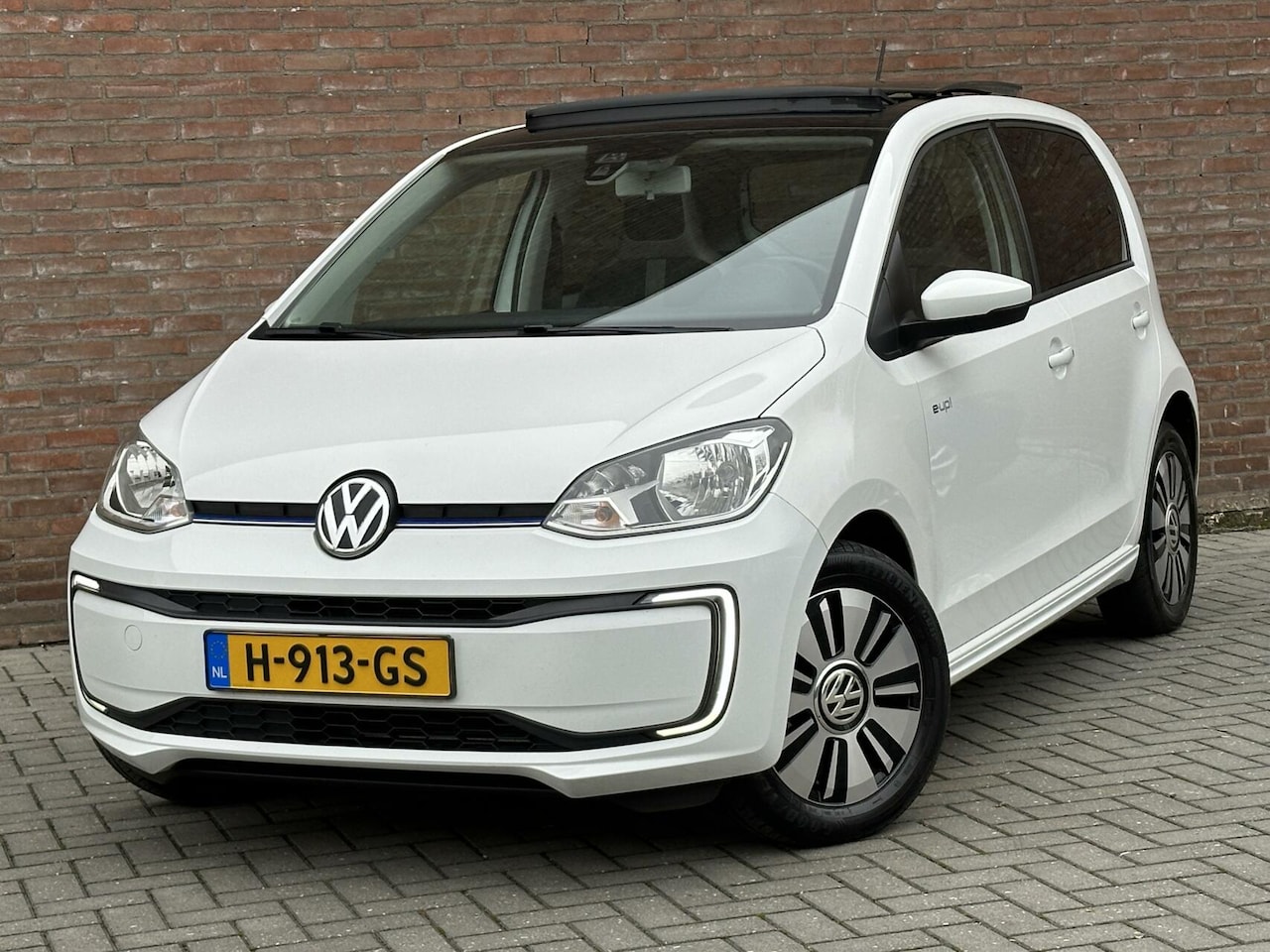 Volkswagen e-Up! - 100% Elektrisch - Panoramadak - Camera - Stoelverwarmig - AutoWereld.nl