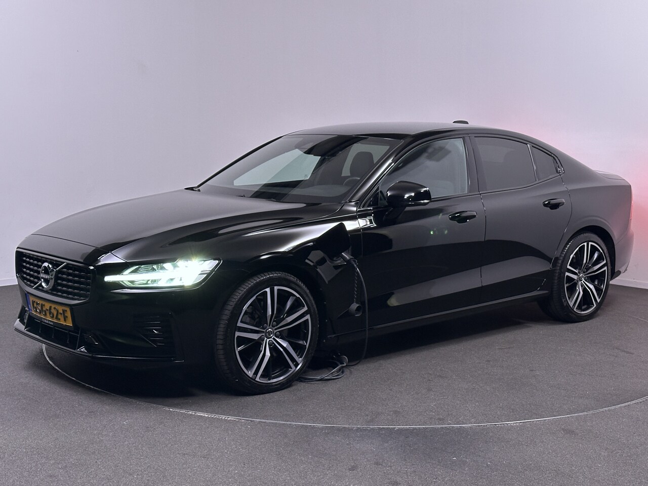 Volvo S60 - Recharge T8 AWD R-Design Plug In Hybrid 394 pk PHEV | Carplay | Lederen Sporstoelen Memory - AutoWereld.nl