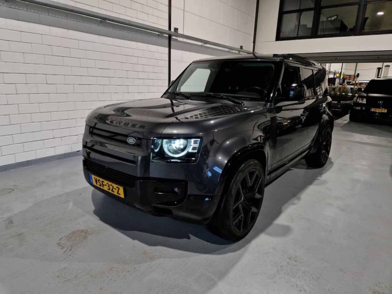 Land Rover Defender 110 - 3.0 D250 MHEV SE 6-Cilinder Grijs Kenteken - AutoWereld.nl