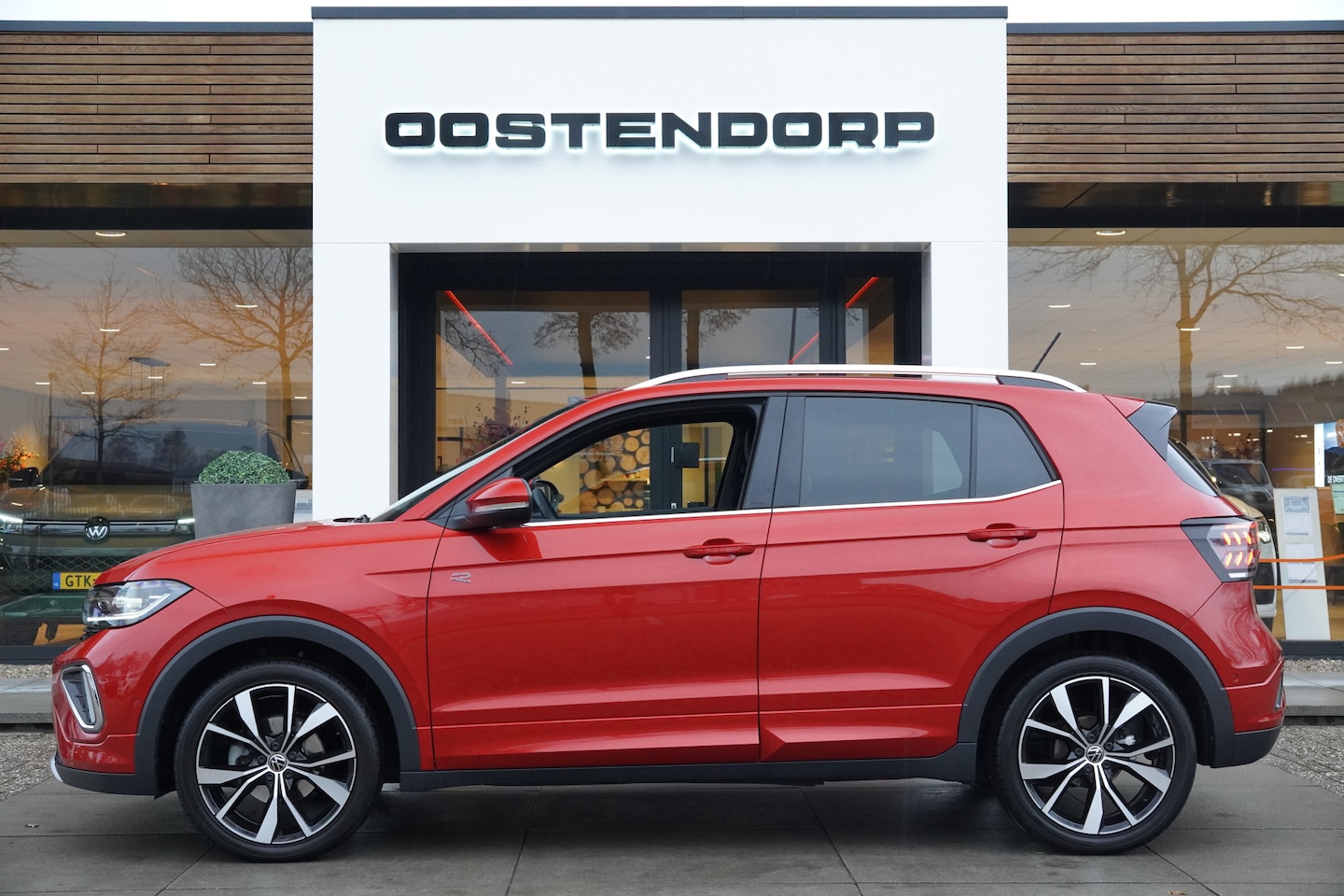 Volkswagen T-Cross - 1.5TSI/150pk R-Line BEATS DSG Automaat|2024|Navigatie|LED|Trekhaak|18"LMV|Carplay/AndroidA - AutoWereld.nl