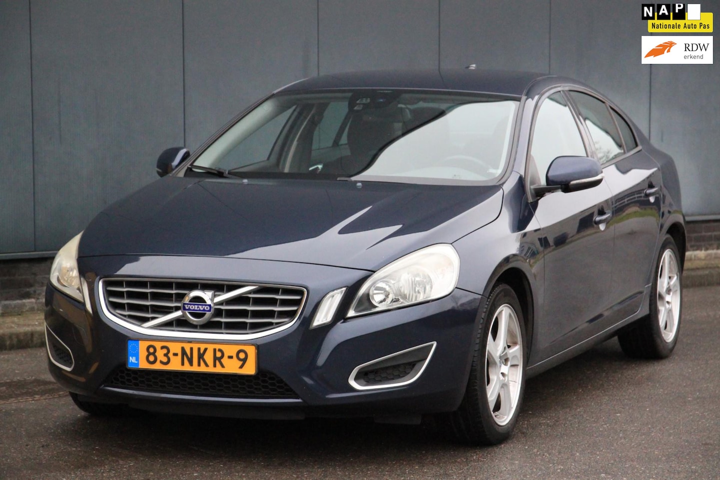 Volvo S60 - 2.0T Intro Edition Navigatie/Parkeersensor/17"inch lmv/ Trekhaak - AutoWereld.nl