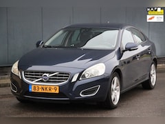 Volvo S60 - 2.0T Intro Edition Navigatie/Parkeersensor/17"inch lmv/ Trekhaak