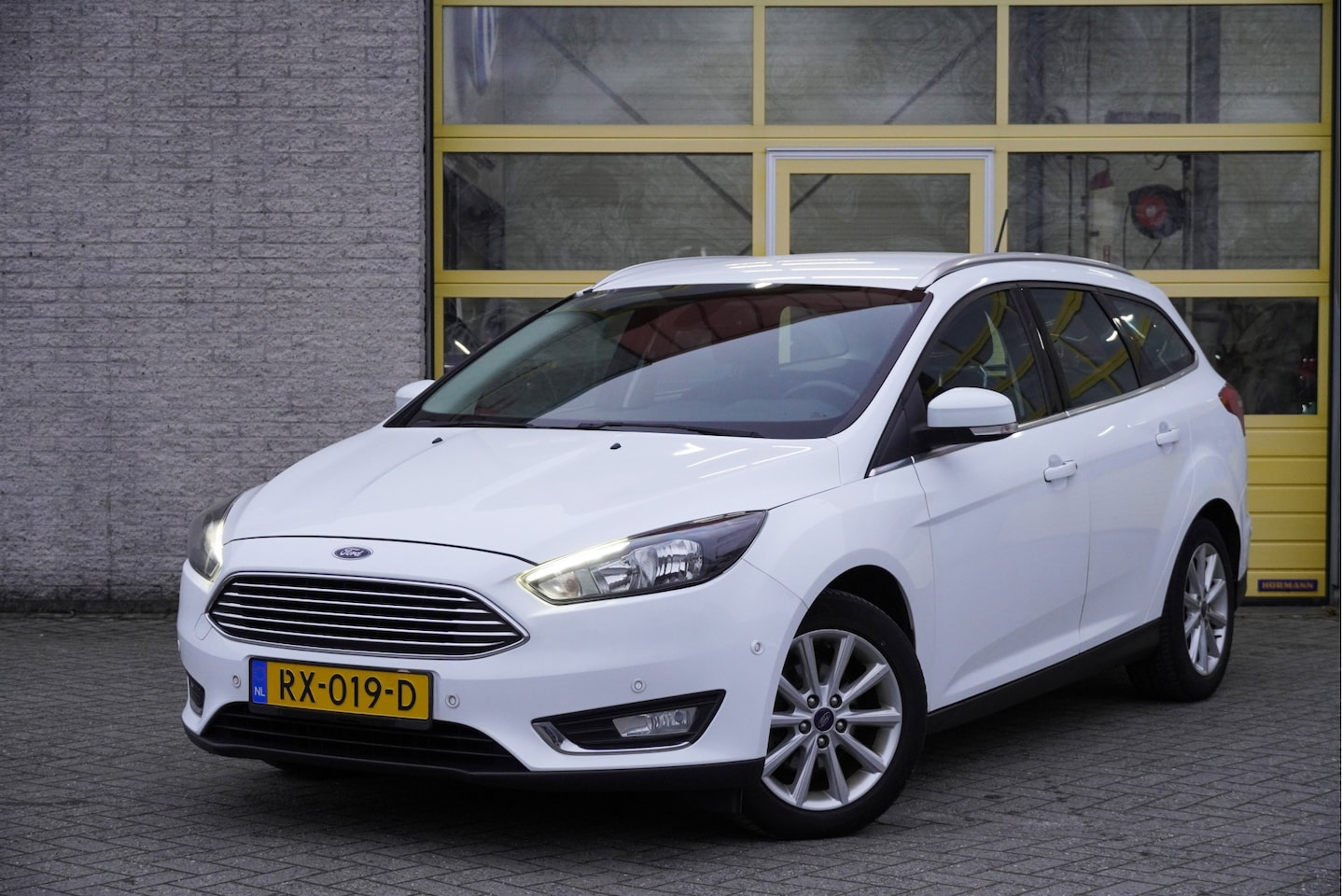 Ford Focus Wagon - 1.5 TDCI 120PK! Titanium BJ2018 Lmv 16" | Led | Pdc | Navi | Keyless entry | Trekhaak | Ve - AutoWereld.nl