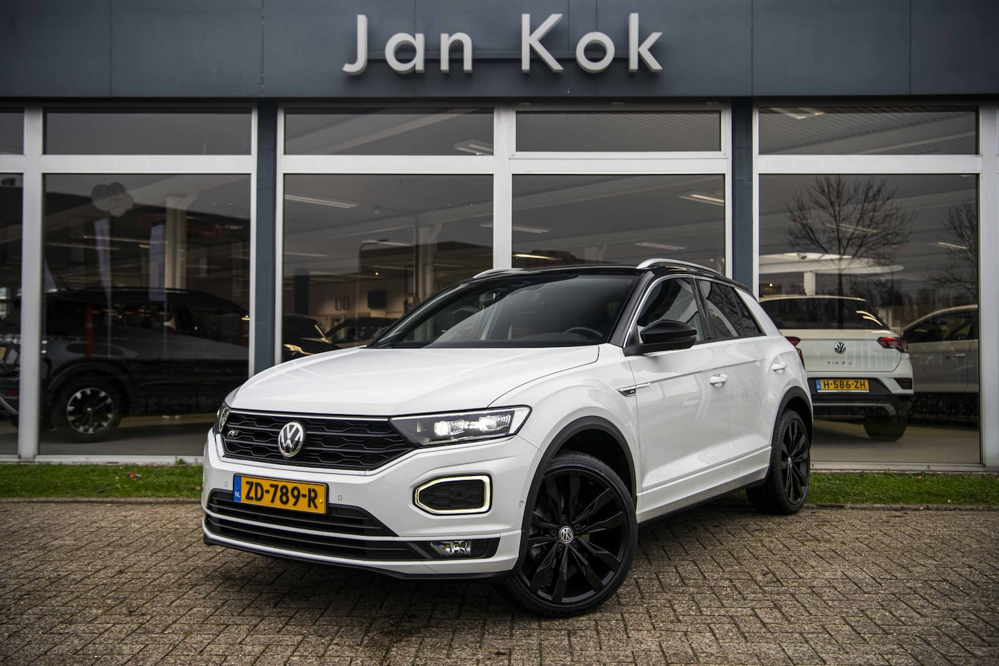 Volkswagen T-Roc - 1.5 TSi 150 pk DSG-7 Sport R-Line | 2x R-Line | Full LED | Camera | Navigatie - AutoWereld.nl