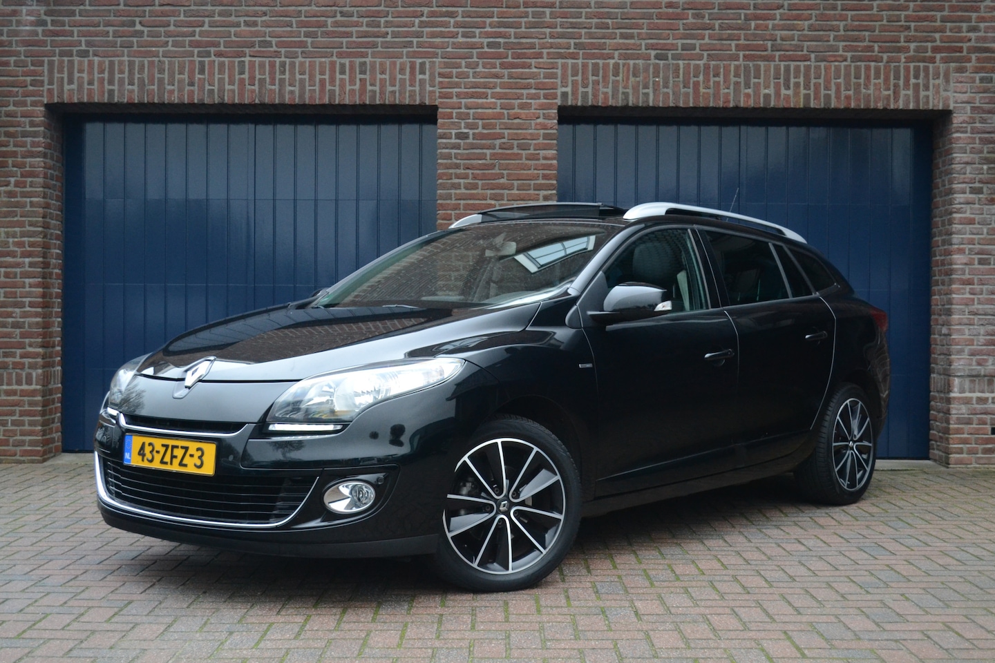 Renault Mégane Estate - 1.2 TCe Bose | Panoramadak | Camera | Keyless | Trekhaak - AutoWereld.nl