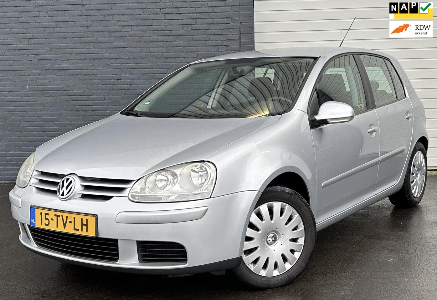 Volkswagen Golf - 1.6 FSI Optive 3 AIRCO/5DEURS/NAVI/BLUETOOTH - AutoWereld.nl