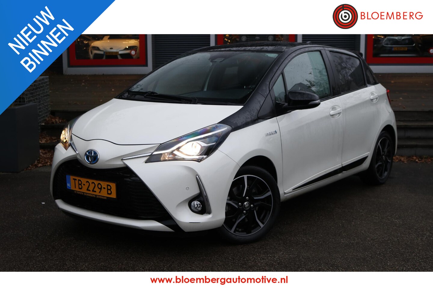 Toyota Yaris - 1.5 Hybrid Bi-Tone Plus Leder interieur - AutoWereld.nl