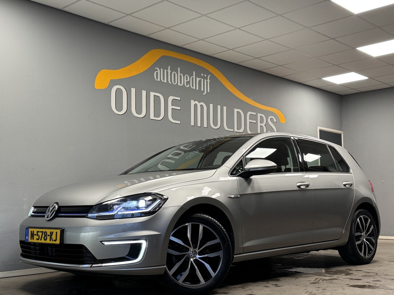 Volkswagen e-Golf - e-Golf 100 kW 2000Subsidie/Parkeersensoren/Navi/AppConnect - AutoWereld.nl