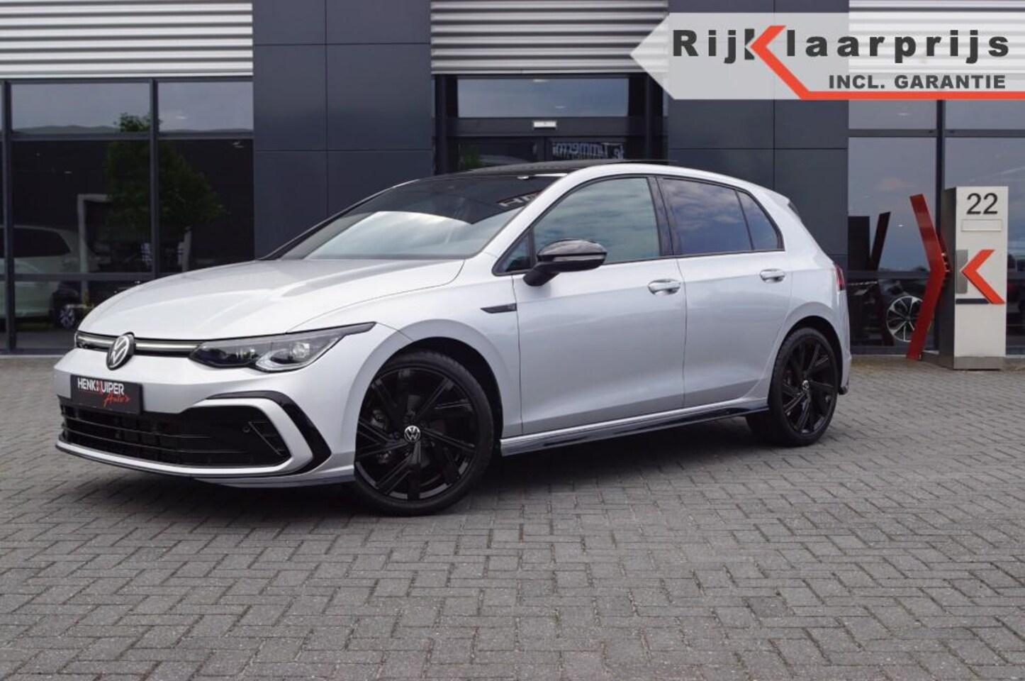 Volkswagen Golf - 1.5 TSI DSG R-Line 150pk Panodak/ Camera /IQ LED/ACC/Black style - AutoWereld.nl