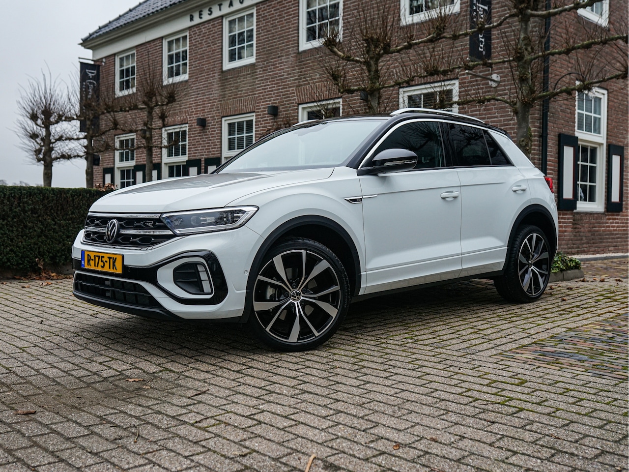 Volkswagen T-Roc - 1.5 TSI DSG R-Line Business+ 150pk l Matrix l Keyless l Camera l Adaptieve Cruise - AutoWereld.nl