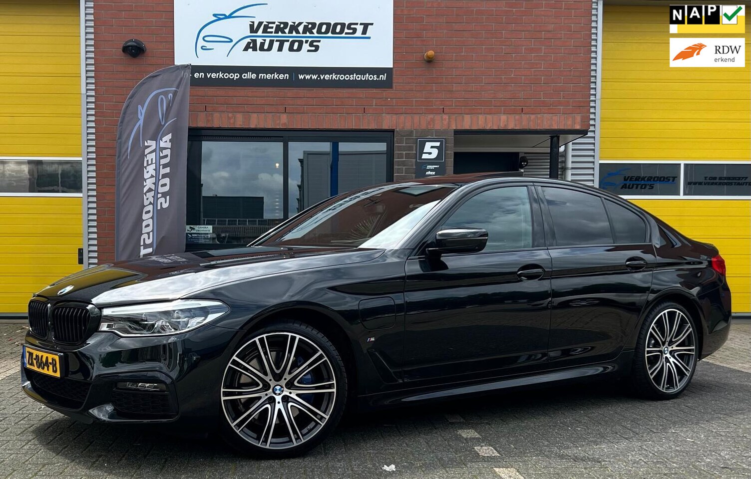 BMW 5-serie - 530e iPerformance High Executive m pakket. open dak. hud. 360 camera - AutoWereld.nl