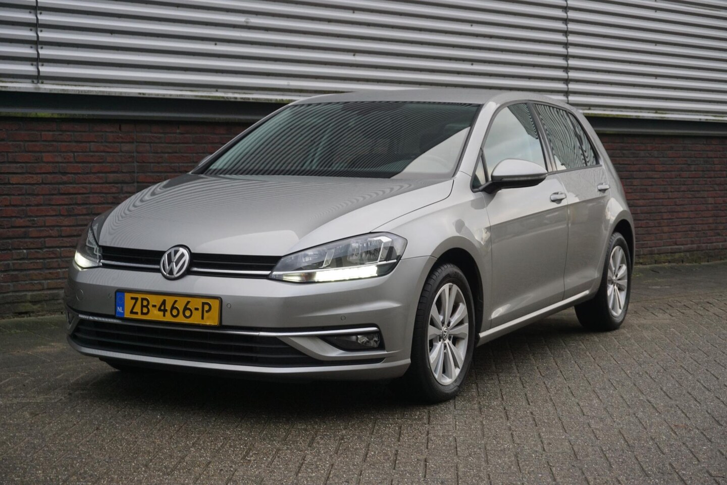 Volkswagen Golf - 1.0 TSI 115PK Navigatie/Adaptive Cruise/ PDC voor + achter. - AutoWereld.nl