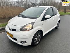 Toyota Aygo - 1.0-12V Dynamic Navigator 5 deurs/Origineel NL/NAP/AIRCO/NAVIGATIE/COMPLEET ONDERHOUDEN/NI