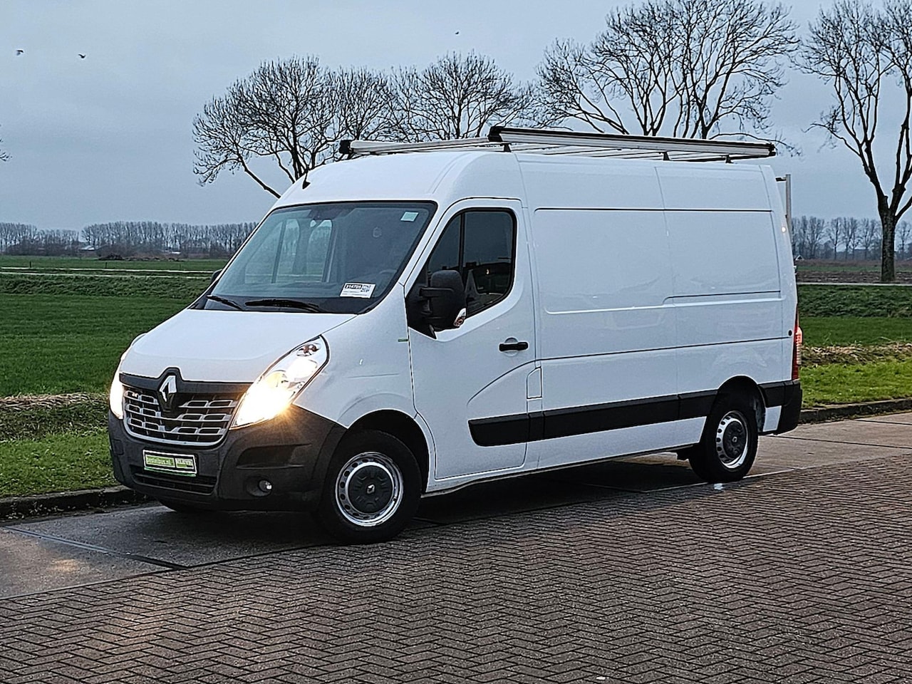 Renault Master - T35 2.3 dCi L2H2 Navi Euro6 NAP Airco Trekhaak Imperiaal-Trap 1e Eigenaar! - AutoWereld.nl