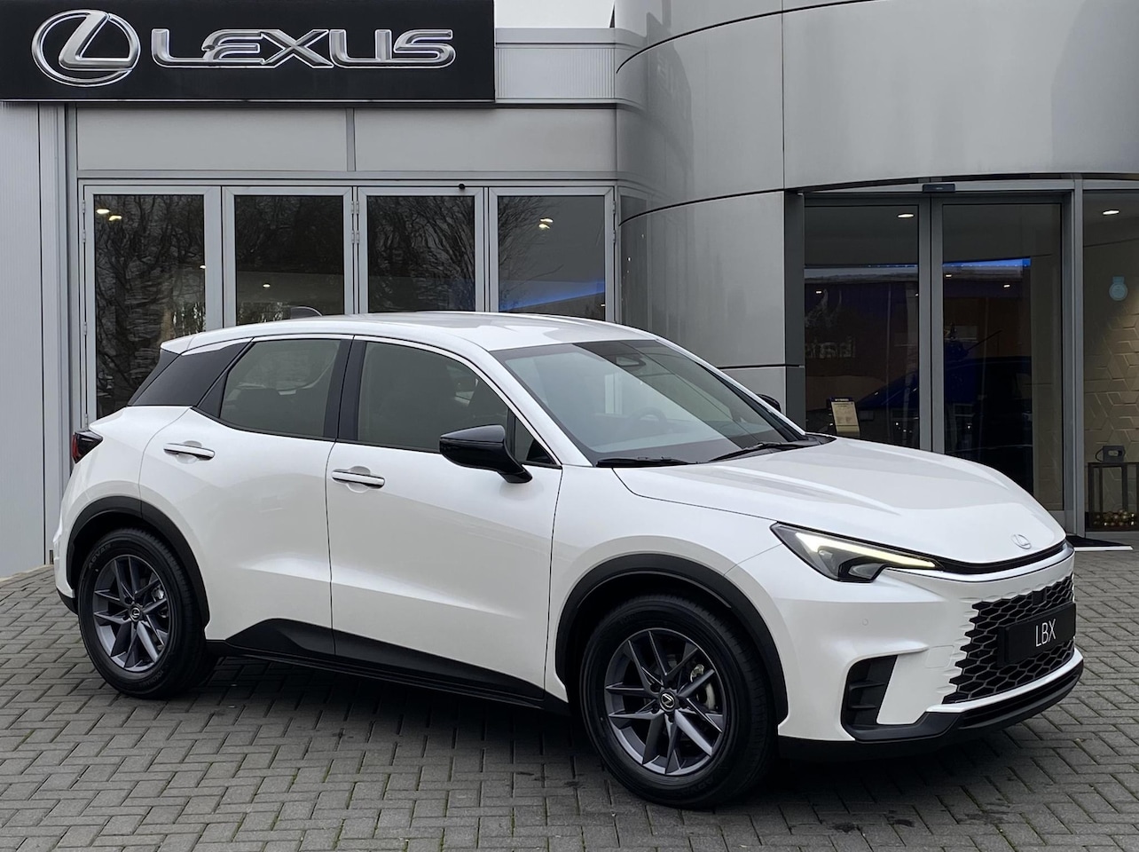 Lexus LBX - 2WD STOELVERW STUURVERW PARK-SENSOR BLIND-SPOT CARPLAY LENDESTEUN - AutoWereld.nl