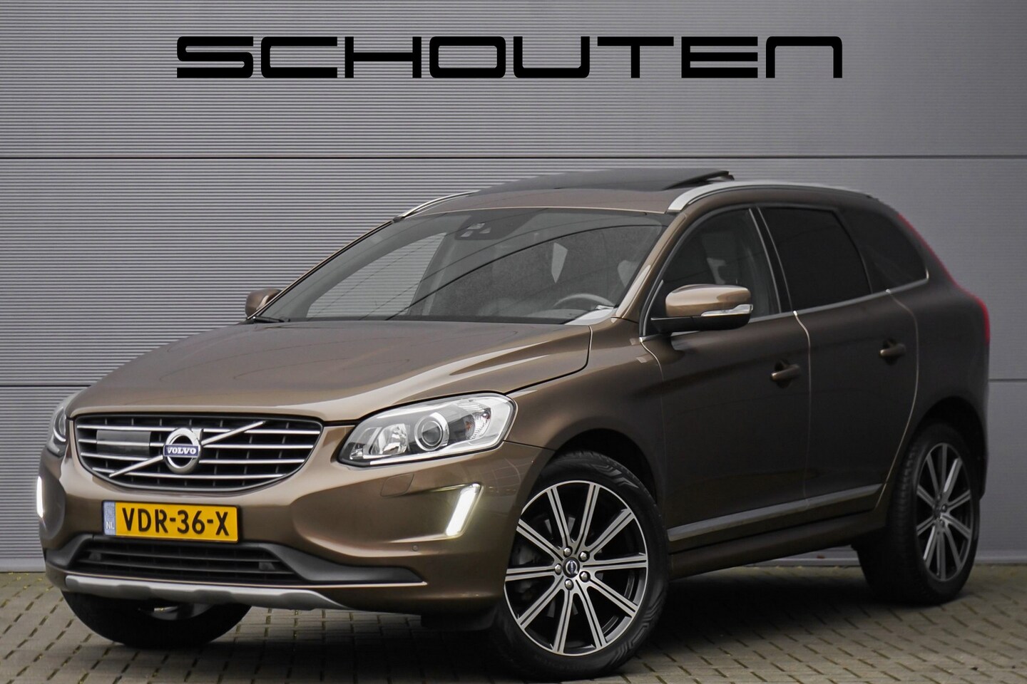 Volvo XC60 - D5 AWD Inscription Pano Leder ACC Trekhaak Grijs Kenteken - AutoWereld.nl