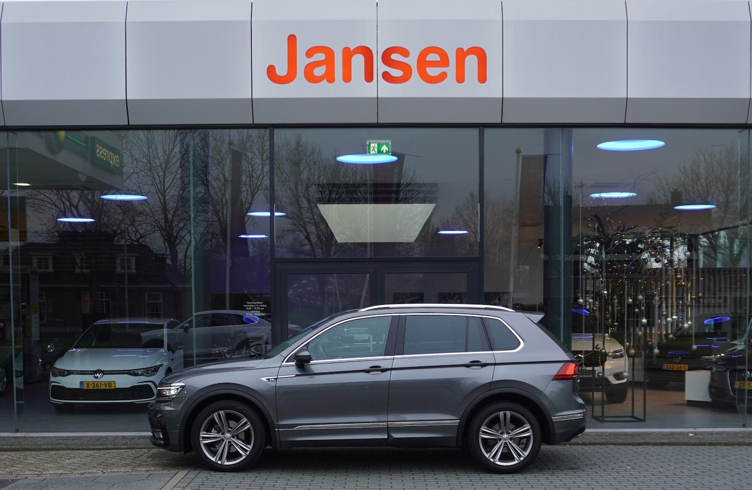 Volkswagen Tiguan - 1.5 TSI ACT Highline Business R | Pano | 360 Camera | Keyless | Trekhaak - AutoWereld.nl