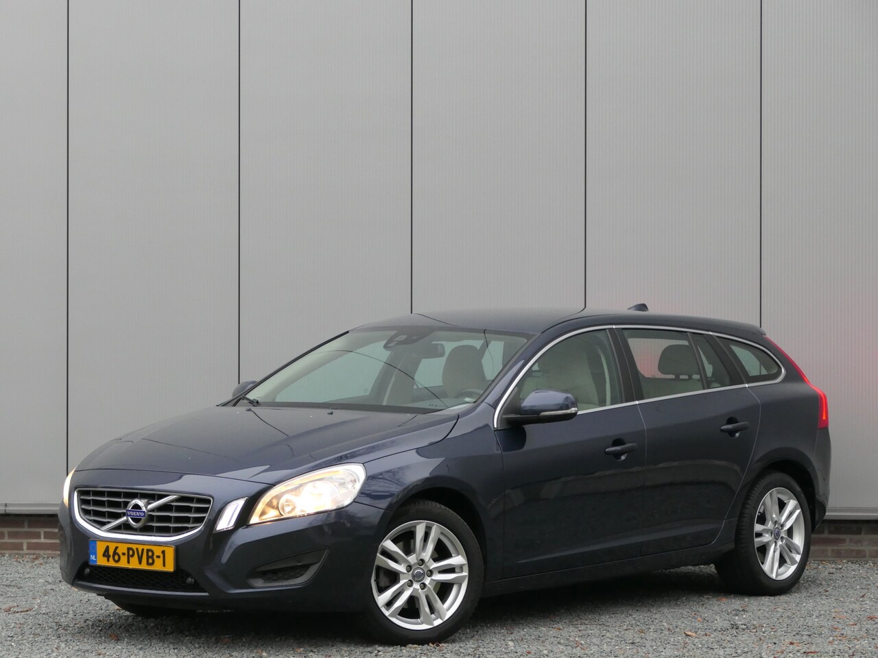 Volvo V60 - T3 Momentum Navi / Bluetooth / Parkeersensoren voor en achter - AutoWereld.nl