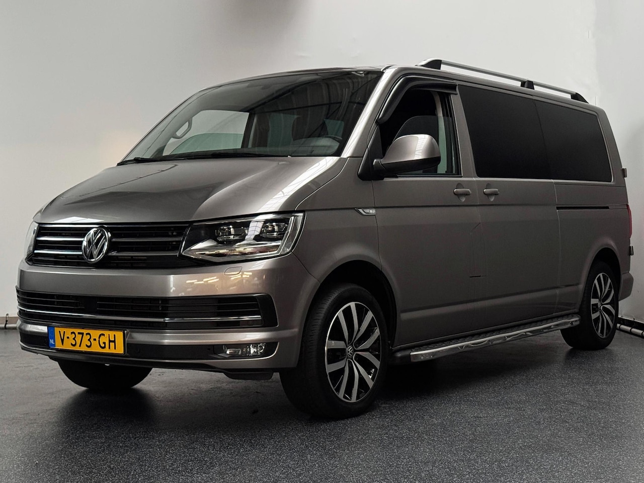 Volkswagen Transporter - 2.0 TDI T6 200PK L2H1 DC Highline | Automaat - AutoWereld.nl