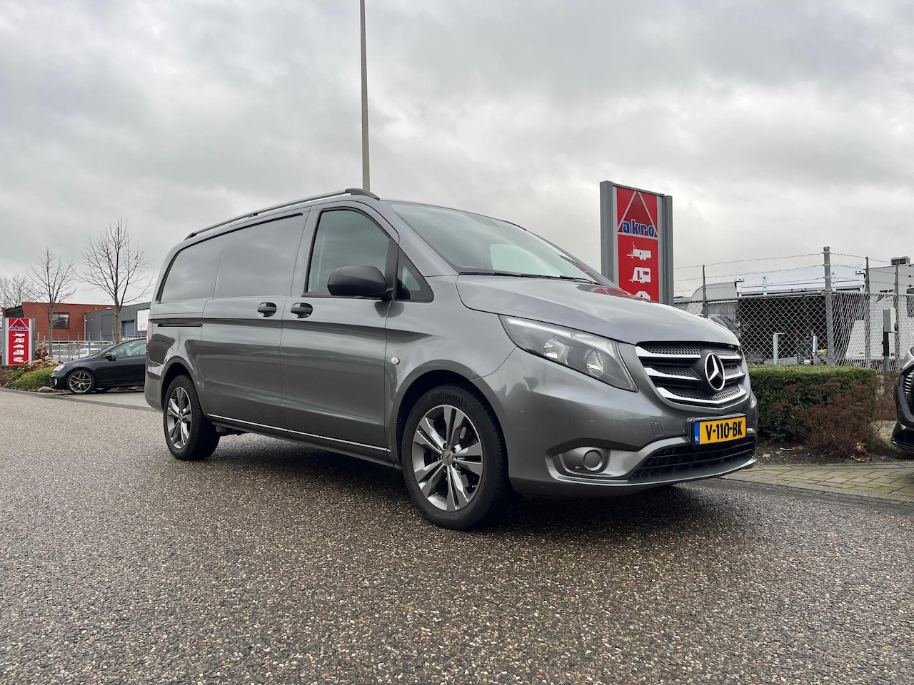 Mercedes-Benz Vito - 114 CDI Lang Business Ambition | Cruise Control | Achteruitrijcamera | Grijs gewrapt | 18" - AutoWereld.nl