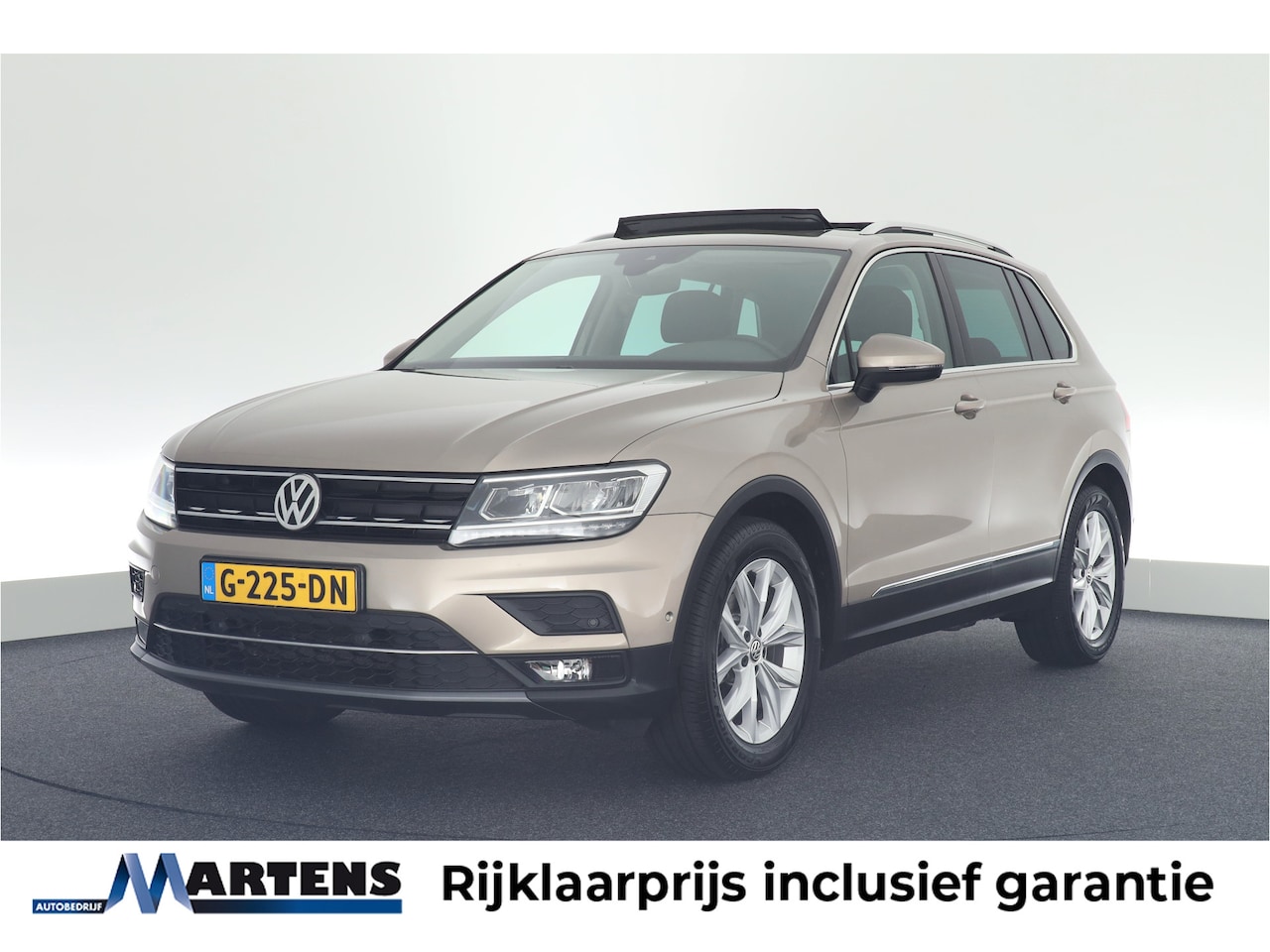 Volkswagen Tiguan - 1.5 TSI 150pk DSG ACT Highline Trekhaak Camera Panoramadak Stoelverwarming Navigatie - AutoWereld.nl