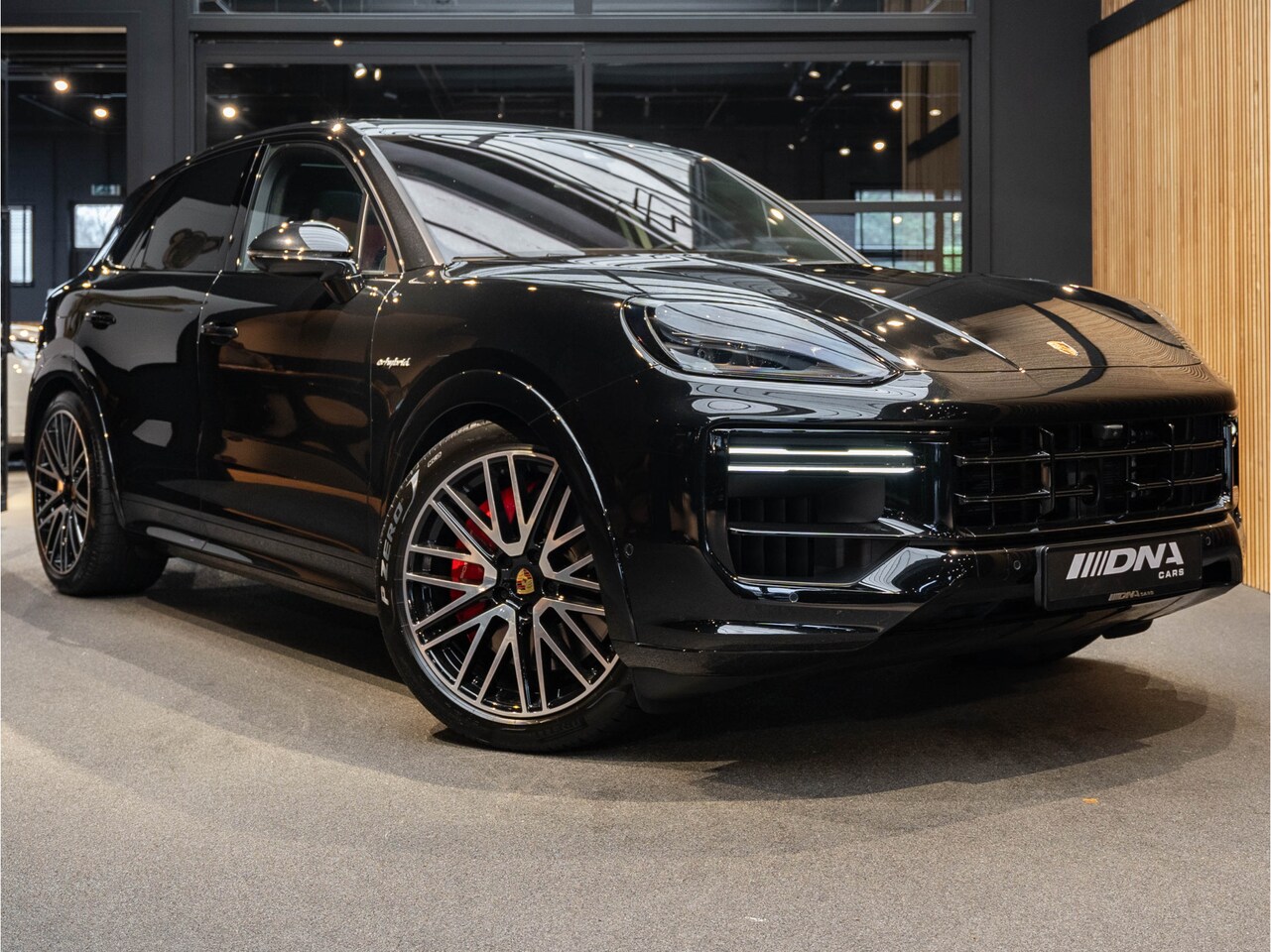 Porsche Cayenne - Turbo E-Hybrid Carbon Massage Pano 4.0 Turbo E-Hybrid Sport Design 22" Achteras - AutoWereld.nl