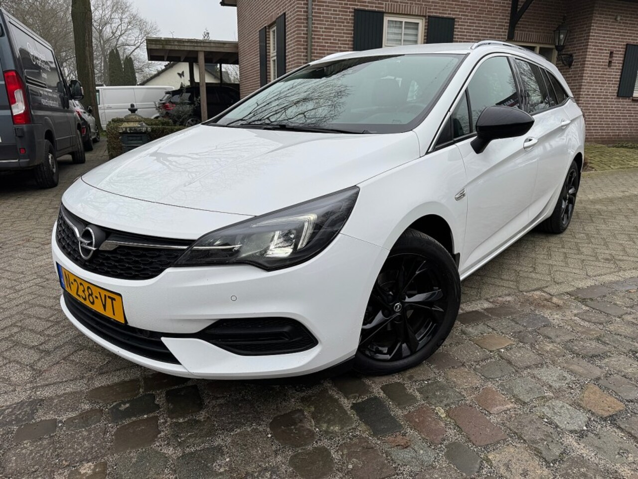 Opel Astra Sports Tourer - 1.2 130pk Bns Elegance ecc,navi,lmv,camera,chroom,trekhaak - AutoWereld.nl