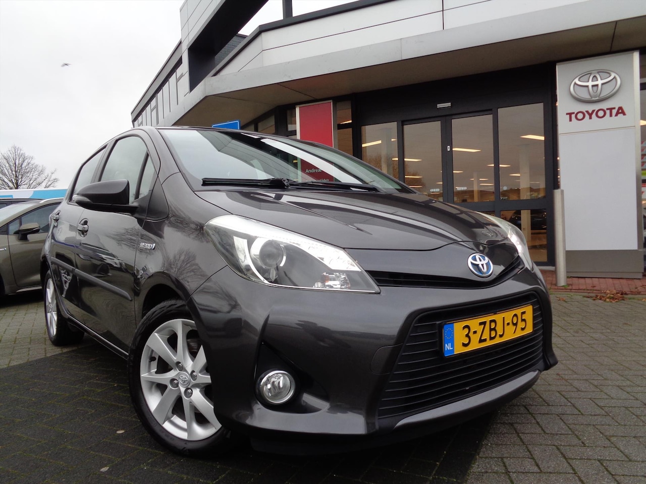 Toyota Yaris - 1.5 Full Hybrid 5D Aut Dynamic | NAVI | CRUISE CONTROLE | KEYLESS ENTRY - AutoWereld.nl