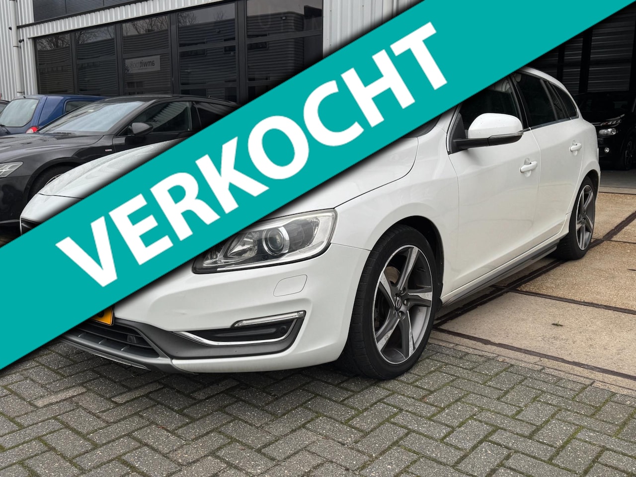 Volvo V60 - 1.6 D2 Momentum Automaat|Airco|Leer|Cruise|PDC|NAP - AutoWereld.nl