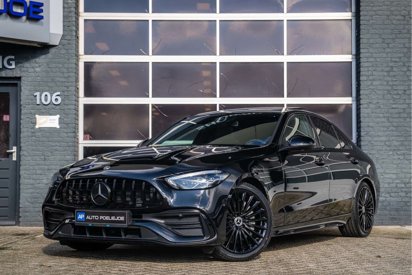 Mercedes-Benz C-klasse - 200 AMG, 63'Optiek, Pano, Night/Pack, Camera, Lane Assist, OLED, Leder, MBUX, 19'LMV! - AutoWereld.nl