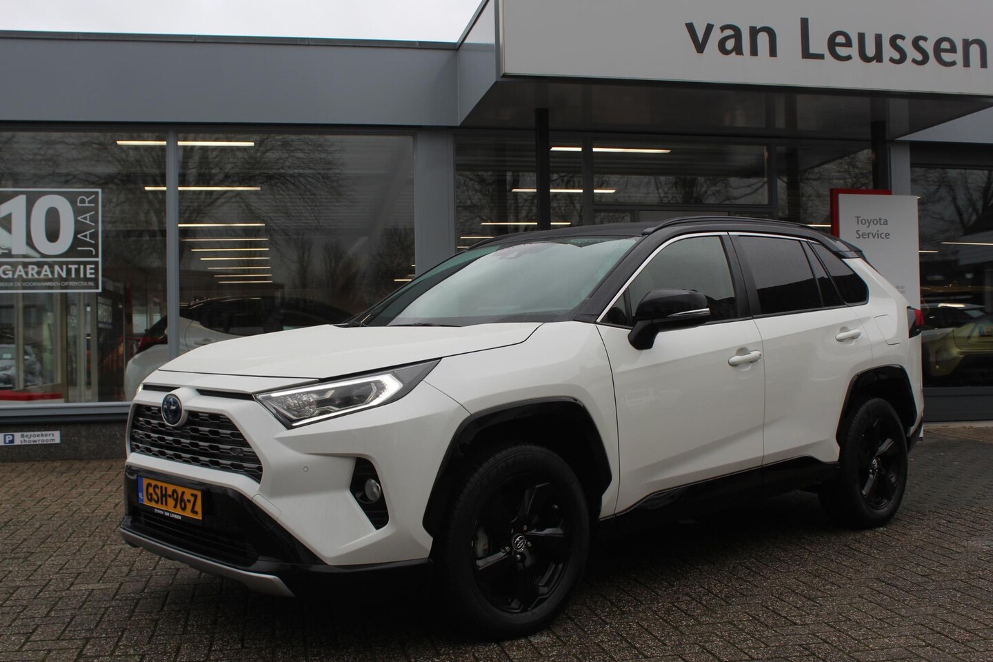 Toyota RAV4 - 2.5 HYBRID AWD BI-TONE PARK-SENSOREN V+A EL-STOEL STOELVERW. LEDER ELEK-ACHTERKLEP KEYLESS - AutoWereld.nl