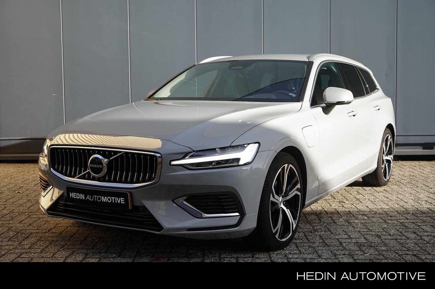 Volvo V60 - 2.0 T6 Plug-in hybrid AWD Essential Edition - AutoWereld.nl