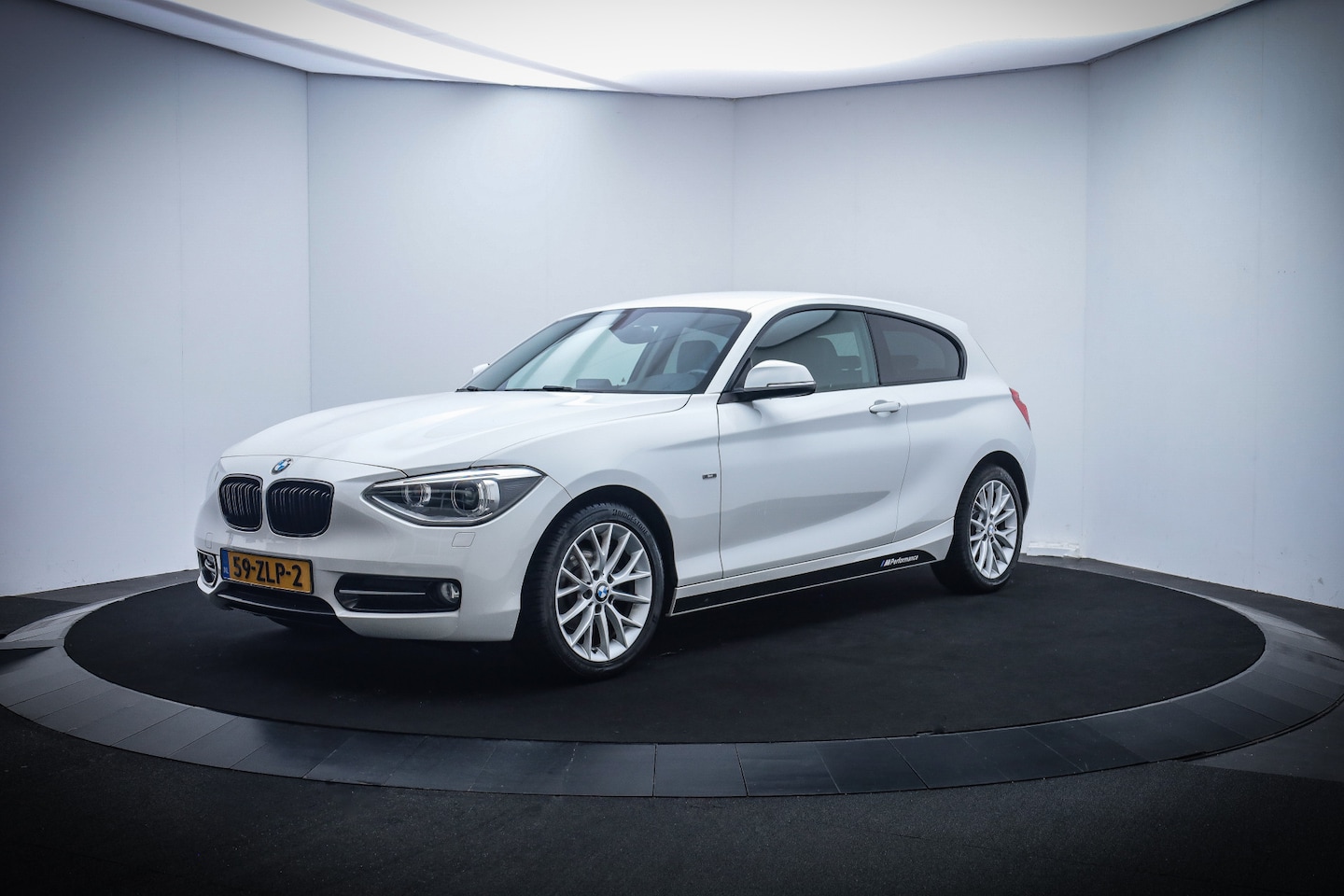 BMW 1-serie - 116i Business+ 2e EIG! DEALER OH! XENON/LEDER/NAVI/CLIMA/CRUISE/PDC/LMV - AutoWereld.nl