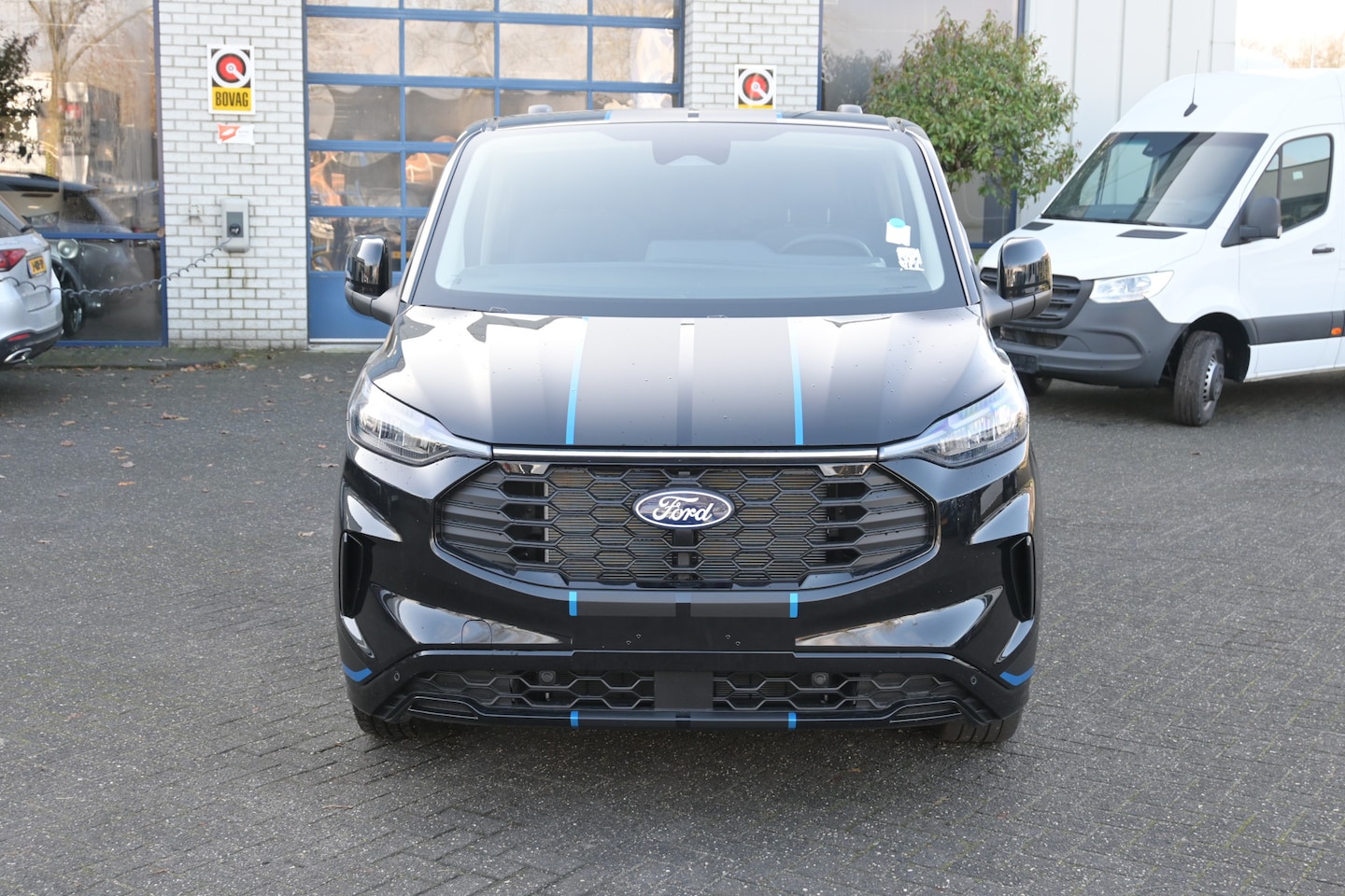 Ford Transit Custom - 300L 2.0 TDCI L2H1 Sport DC Driver Assistance Pack Premium, Middenconsole, Inklapbare trek - AutoWereld.nl