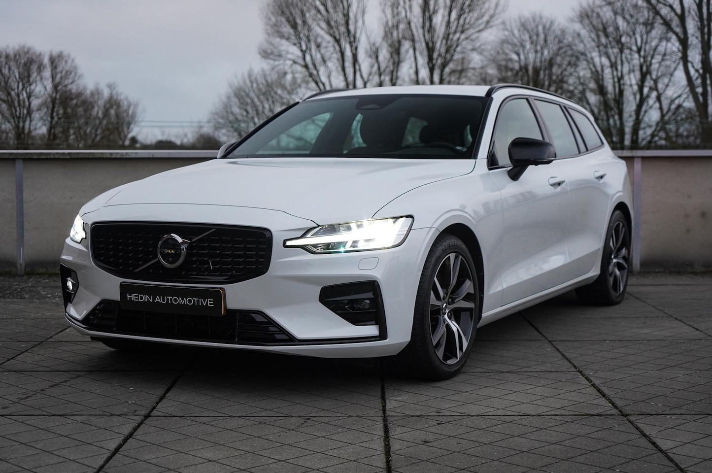 Volvo V60 - 2.0 B3 Plus Dark LED-Koplampen met actieve bochtverlichting | Parkeerverwarming | Harman/K - AutoWereld.nl