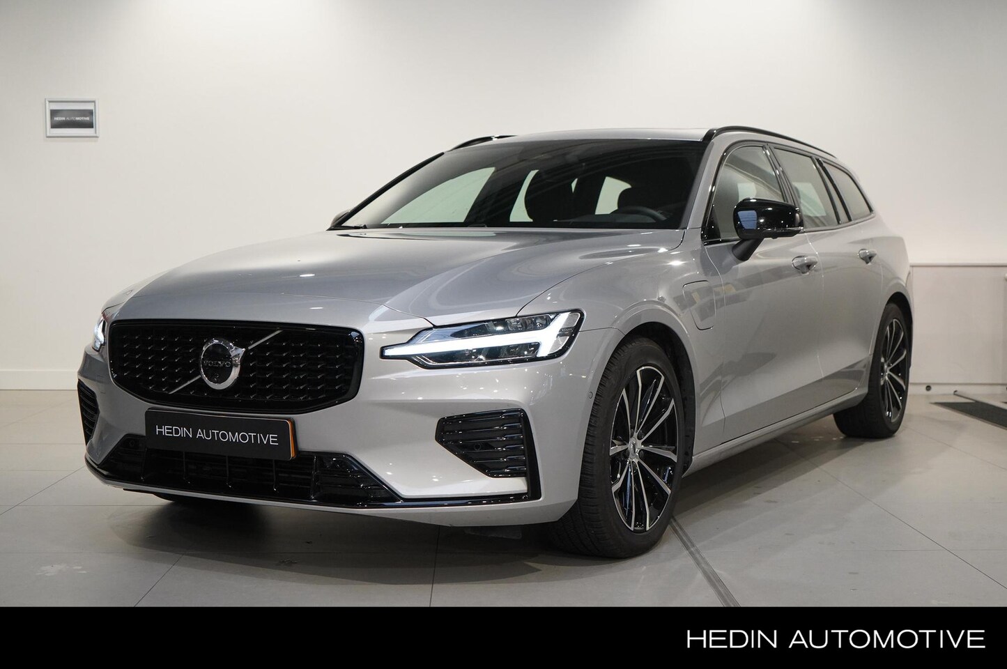 Volvo V60 - T6 Plug-in hybride AWD Plus Dark 350pk |360° Rondom Camera | Google Maps | Leder Interieur - AutoWereld.nl