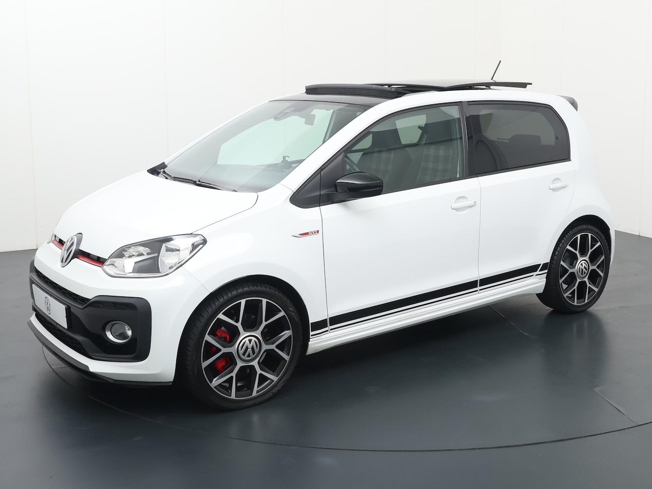 Volkswagen Up! - 1.0 TSI GTI | 115 PK | Panoramadak | Beats Audio 300 Watt | Lichtmetalen velgen 17"  | Ach - AutoWereld.nl