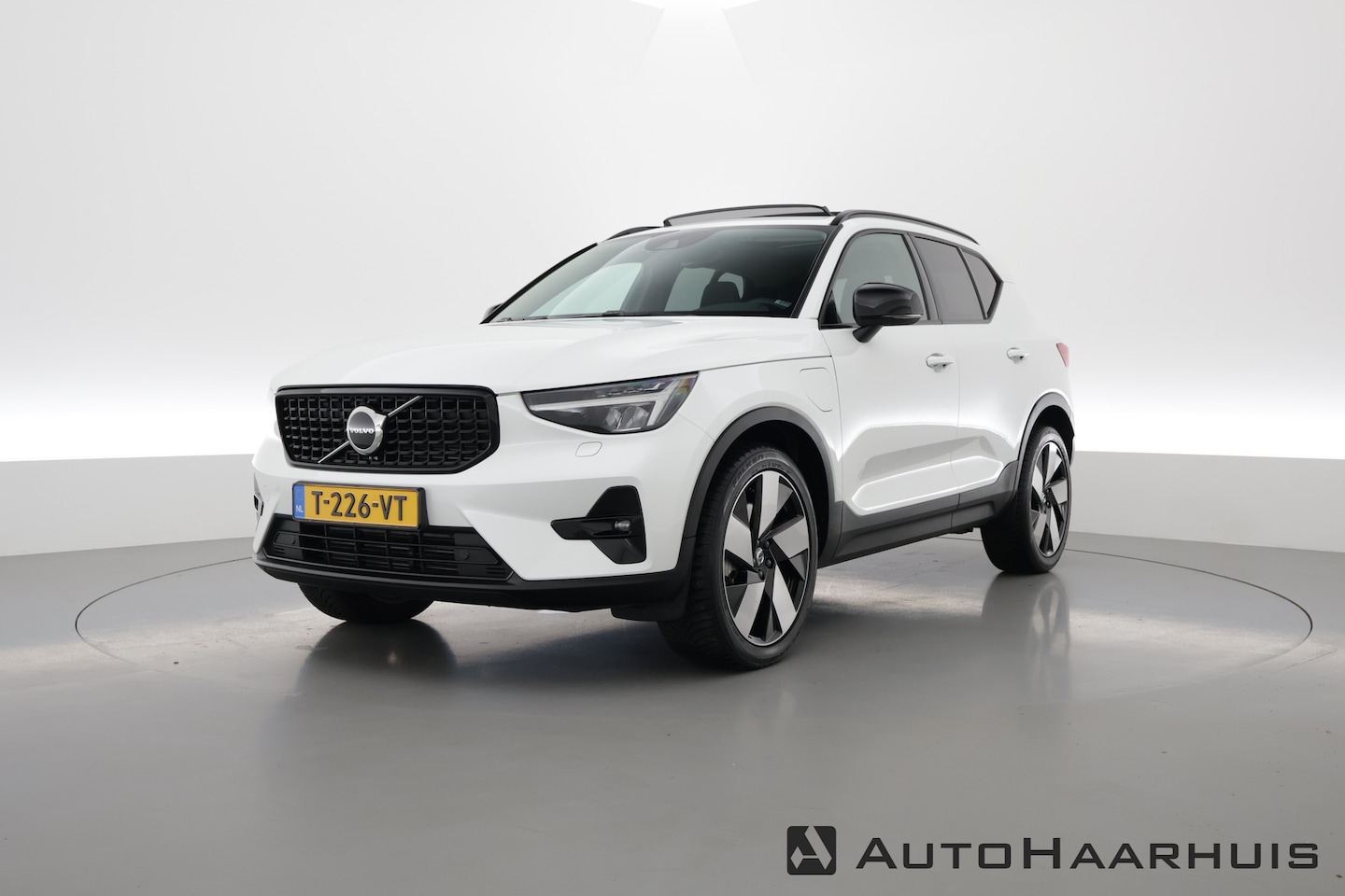 Volvo XC40 - 1.5 T4 Recharge Ultimate Dark | Pano | 20" | Leder | Navi | Camera | Keyless | Elek. Achte - AutoWereld.nl