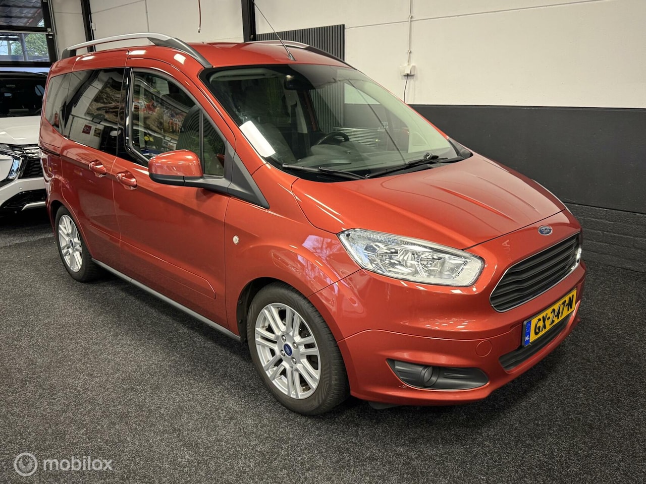 Ford Tourneo Courier - 1.0 Titanium 1e EIG / NAP / LUXE / NIEUW BINNEN - AutoWereld.nl