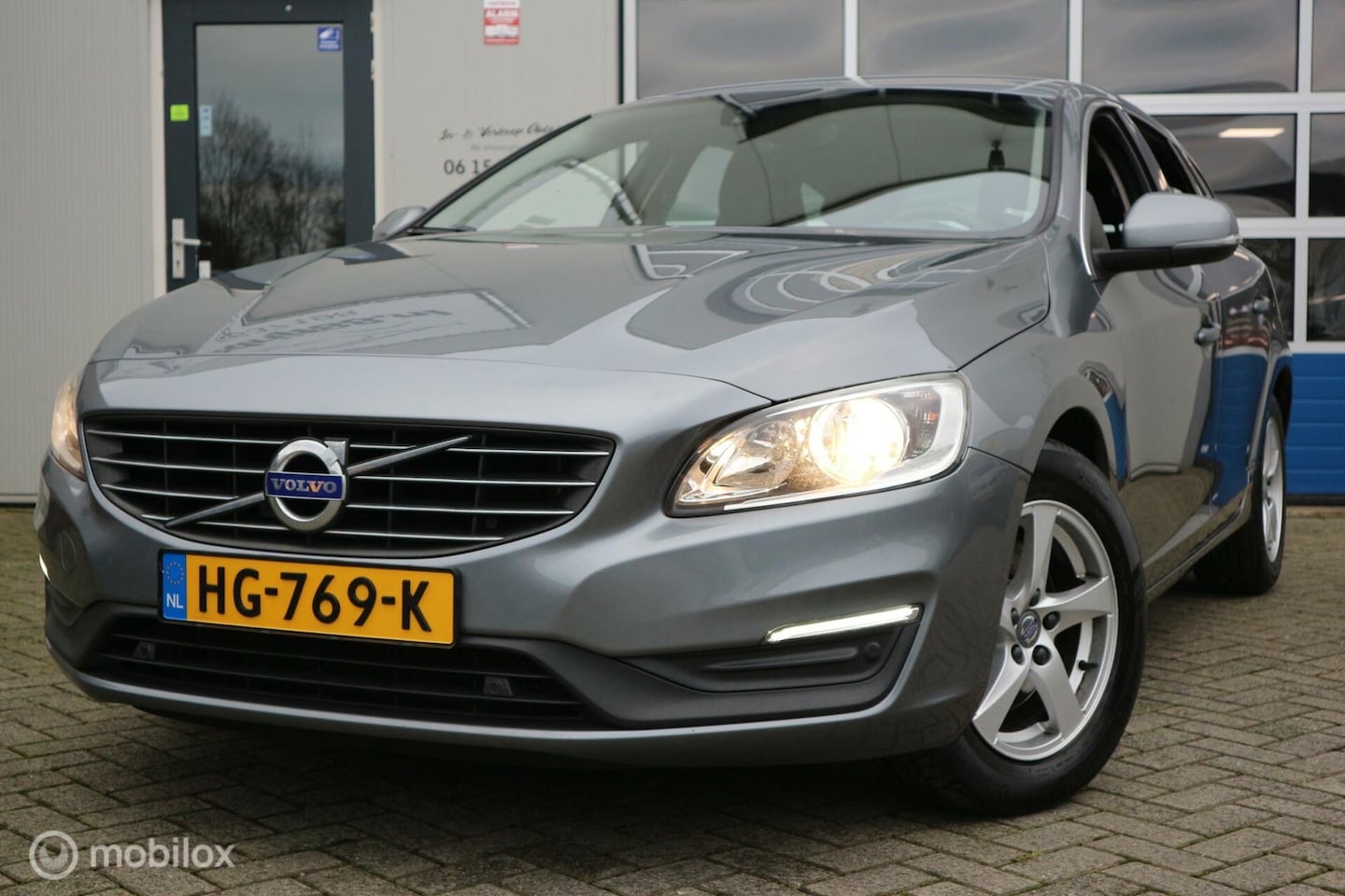 Volvo V60 - 2.0 D2 Momentum Business ECC/NAVIGATIE/2X-PDC/NAP - AutoWereld.nl