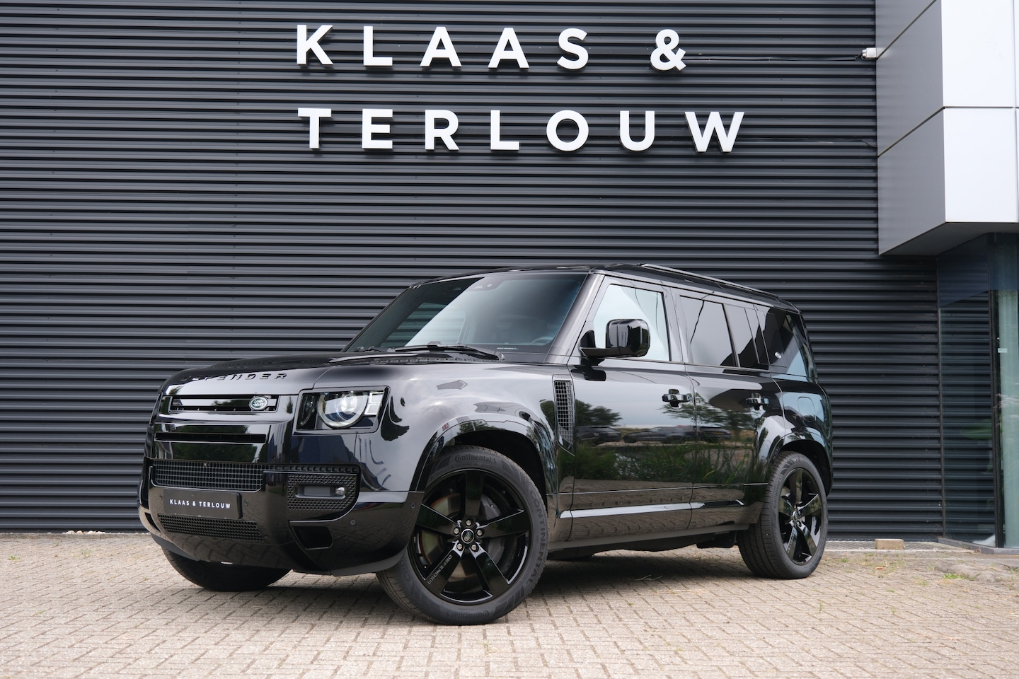 Land Rover Defender 110 - 2.0 P300e X-Dynamic HSE / Santorini Black / Ebony leather / Uitklapbare trekhaak - AutoWereld.nl