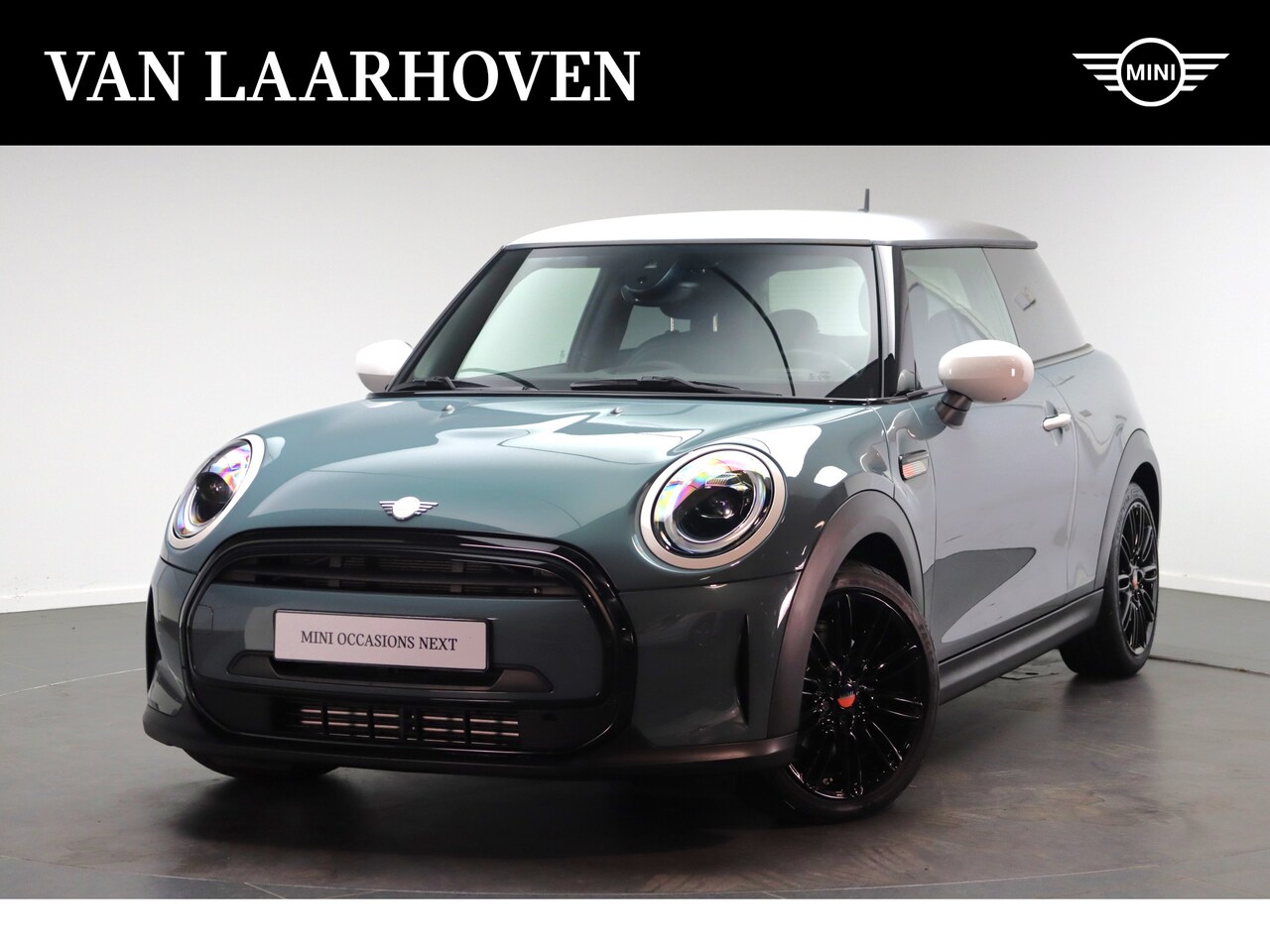 MINI Cooper - Hatchback Classic Multitone Automaat / Premium Go / Achteruitrijcamera / Sportstoelen / Co - AutoWereld.nl