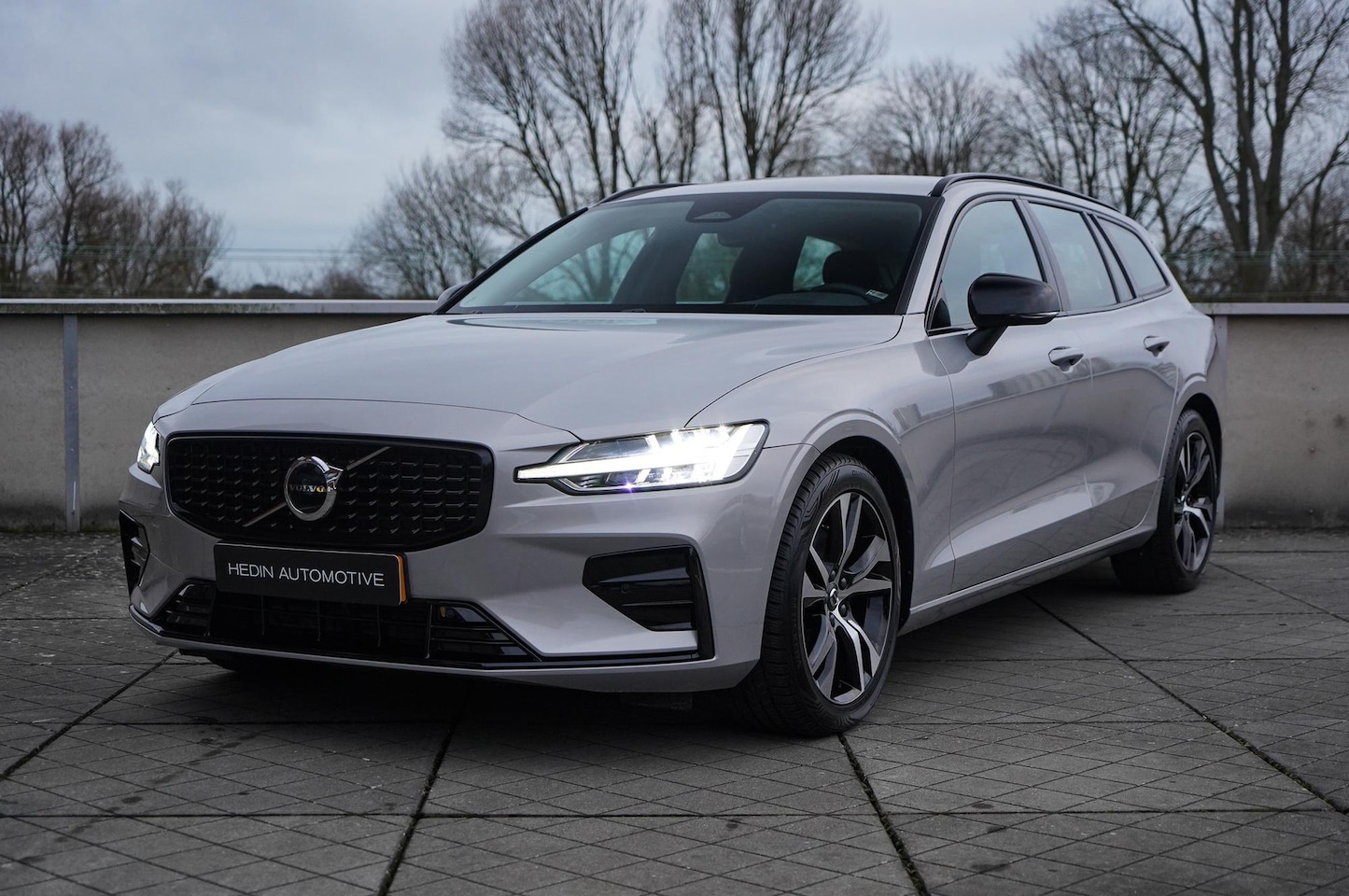 Volvo V60 - 2.0 B4 Plus Dark Parkeercamera Achter | Google Infotainment | Adaptieve Cruise Control | A - AutoWereld.nl