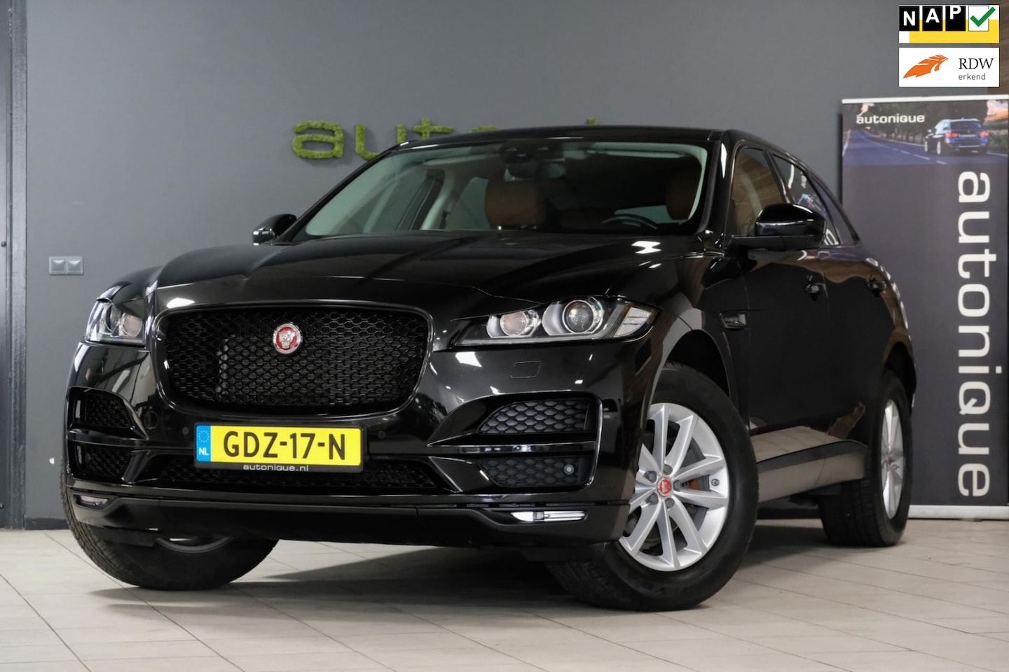 Jaguar F-Pace - 2.0 Portfolio AWD 25t *119dkm* Elektrische Trekhaak | Leder | Navi Prachtige Auto! - AutoWereld.nl