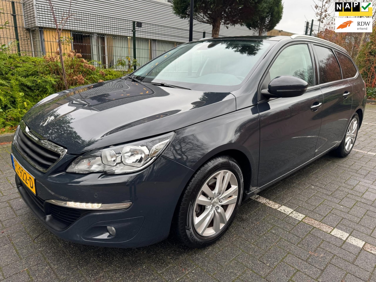 Peugeot 308 SW - 1.2 PureTech Blue Lion / Pano'dak / Navi / PDC / Trekhaak - AutoWereld.nl