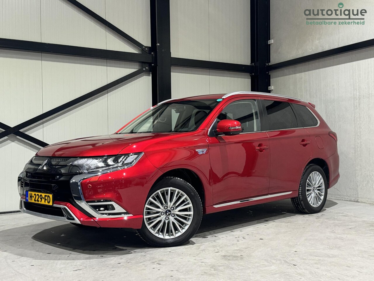 Mitsubishi Outlander - 2.4 PHEV Intense Aut. | carplay | half-leder | trekhaak | - AutoWereld.nl