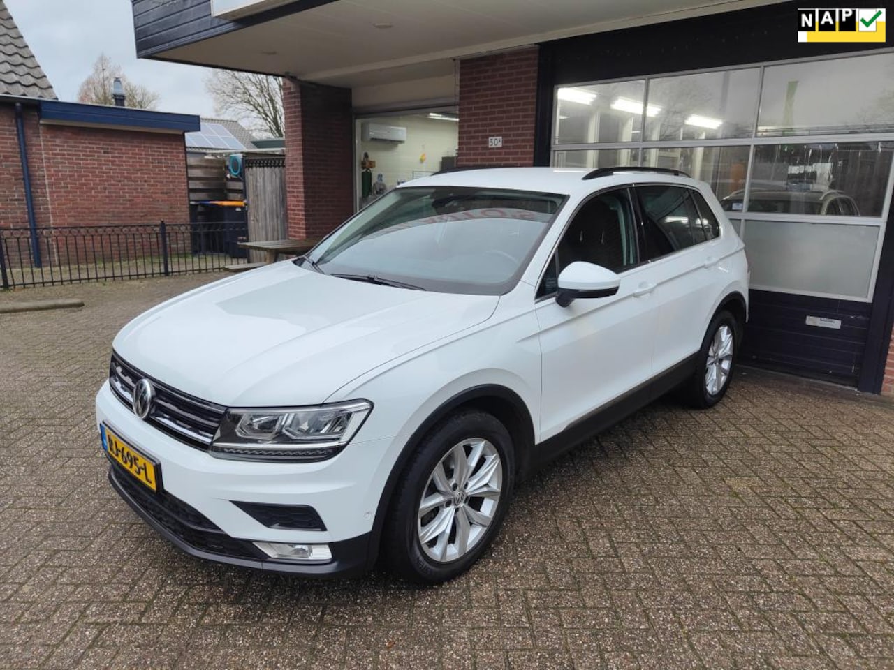 Volkswagen Tiguan - 1.4 TSI ACT Comfortline Business R 1.4 TSI ACT Comfortline Business R, Led, Camera, PDC, ACC, Keyless, NAP - AutoWereld.nl